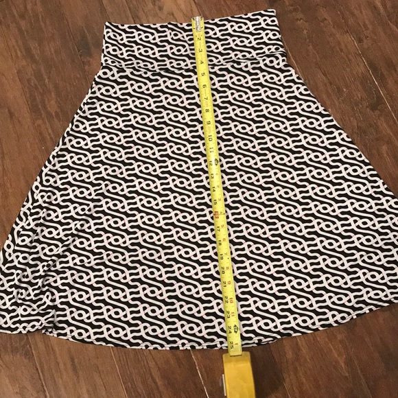 LuLaRoe skirt. Size M silky feel - Picture 4 of 6